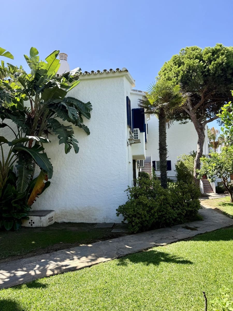 2 bedroom Townhouse for sale in Calahonda with pool - € 479,000 (Ref: 10160846)