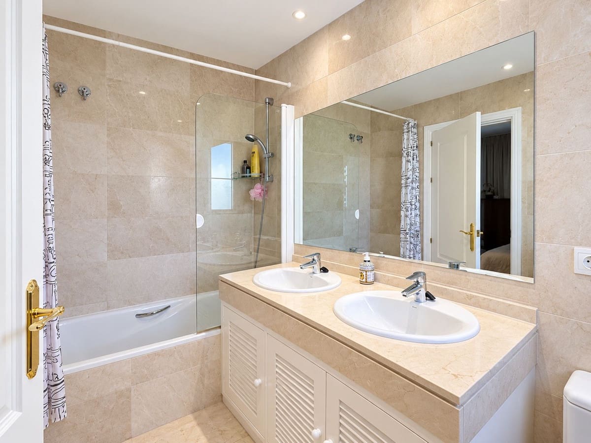3 bedroom Apartment for sale in Benahavis with pool garage - € 465,000 (Ref: 10163864)