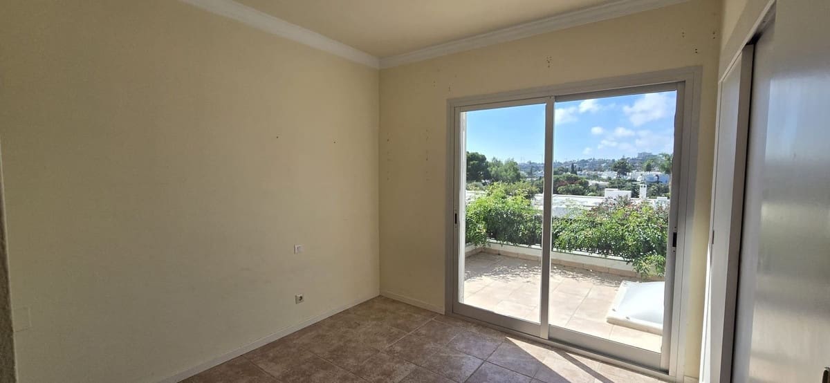 3 sypialnia Dom na sprzedaż w Nueva Andalucia z basenem garażem - 635 000 € (Ref: 10163865)