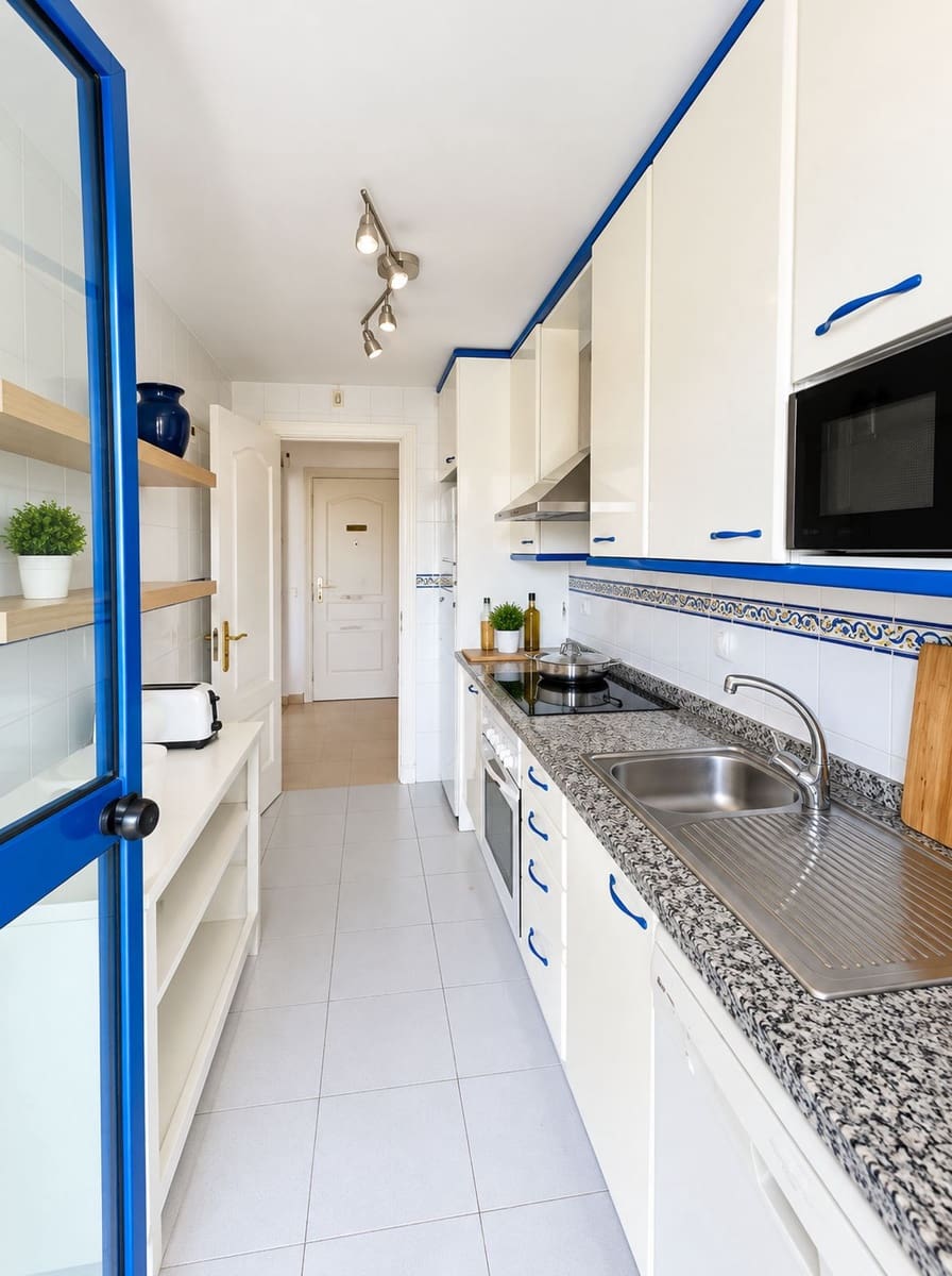 2 bedroom Apartment for sale in La Duquesa / Puerto de la Duquesa with pool garage - € 295,000 (Ref: 10163866)