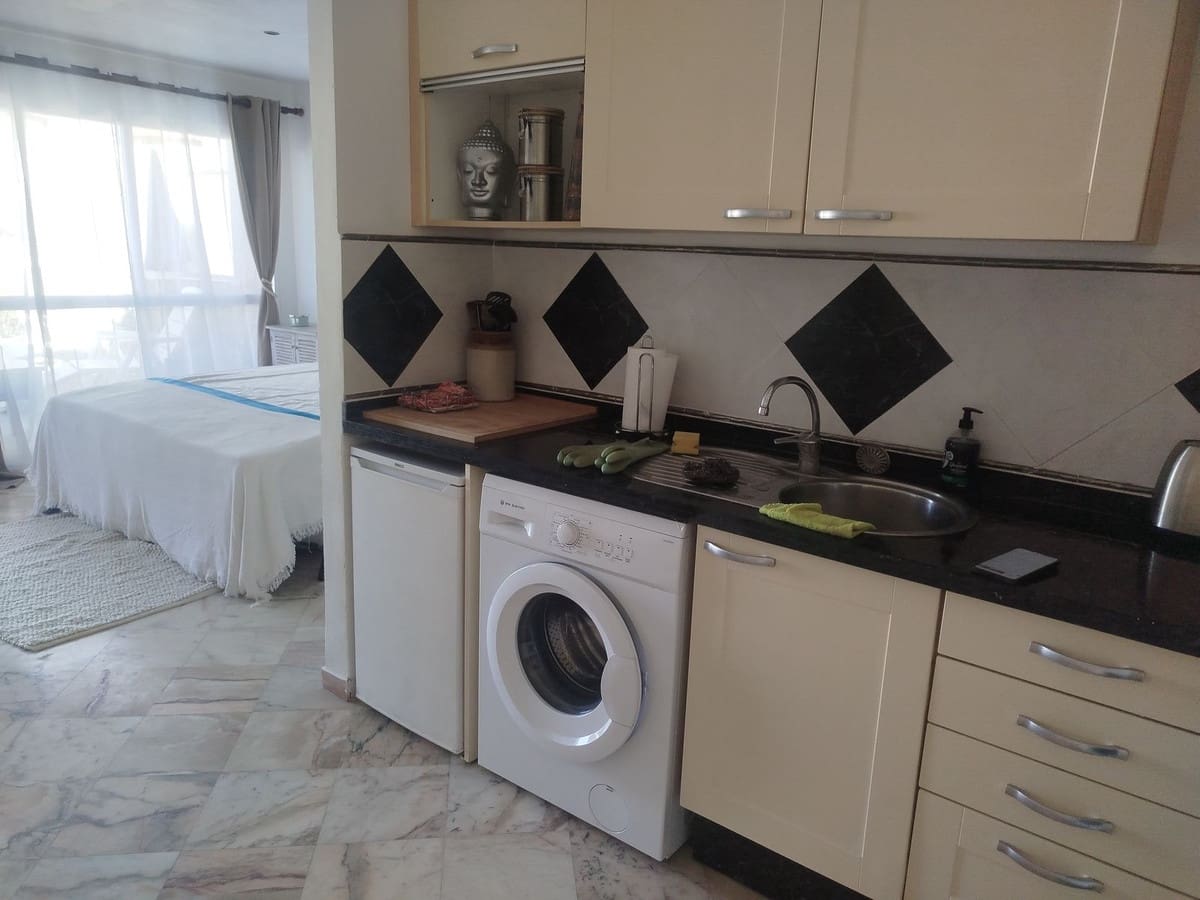 1 soverom Leilighet til salgs i Elviria med svømmebasseng - € 375 000 (Ref: 10163867)