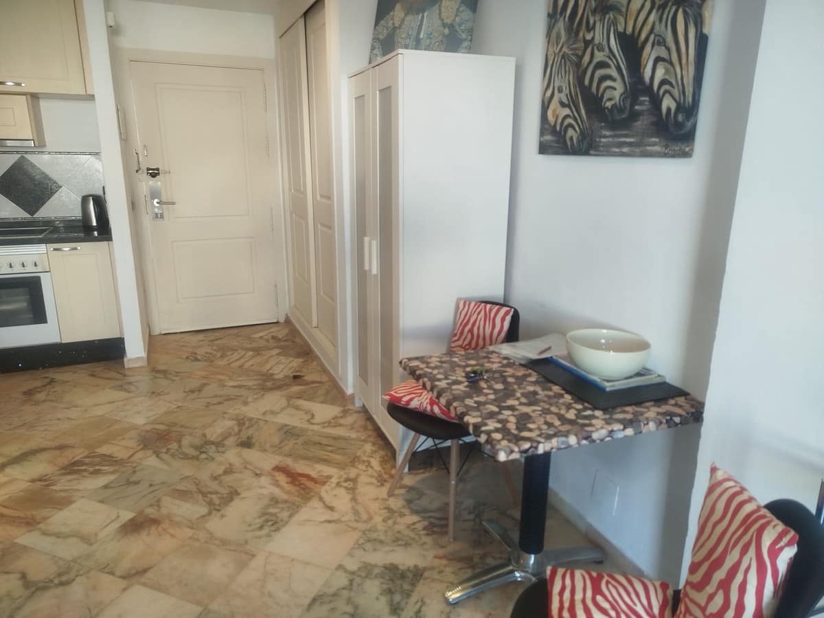 1 soverom Leilighet til salgs i Elviria med svømmebasseng - € 375 000 (Ref: 10163867)