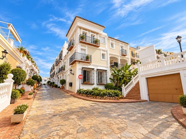 4 slaapkamer Halfvrijstaande villa te koop in Aloha Golf, Marbella met zwembad - € 1.785.000 (Ref: 10163868)