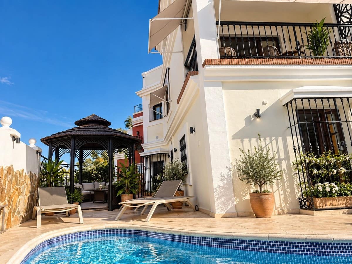 4 slaapkamer Halfvrijstaande villa te koop in Aloha Golf met zwembad - € 1.785.000 (Ref: 10163868)