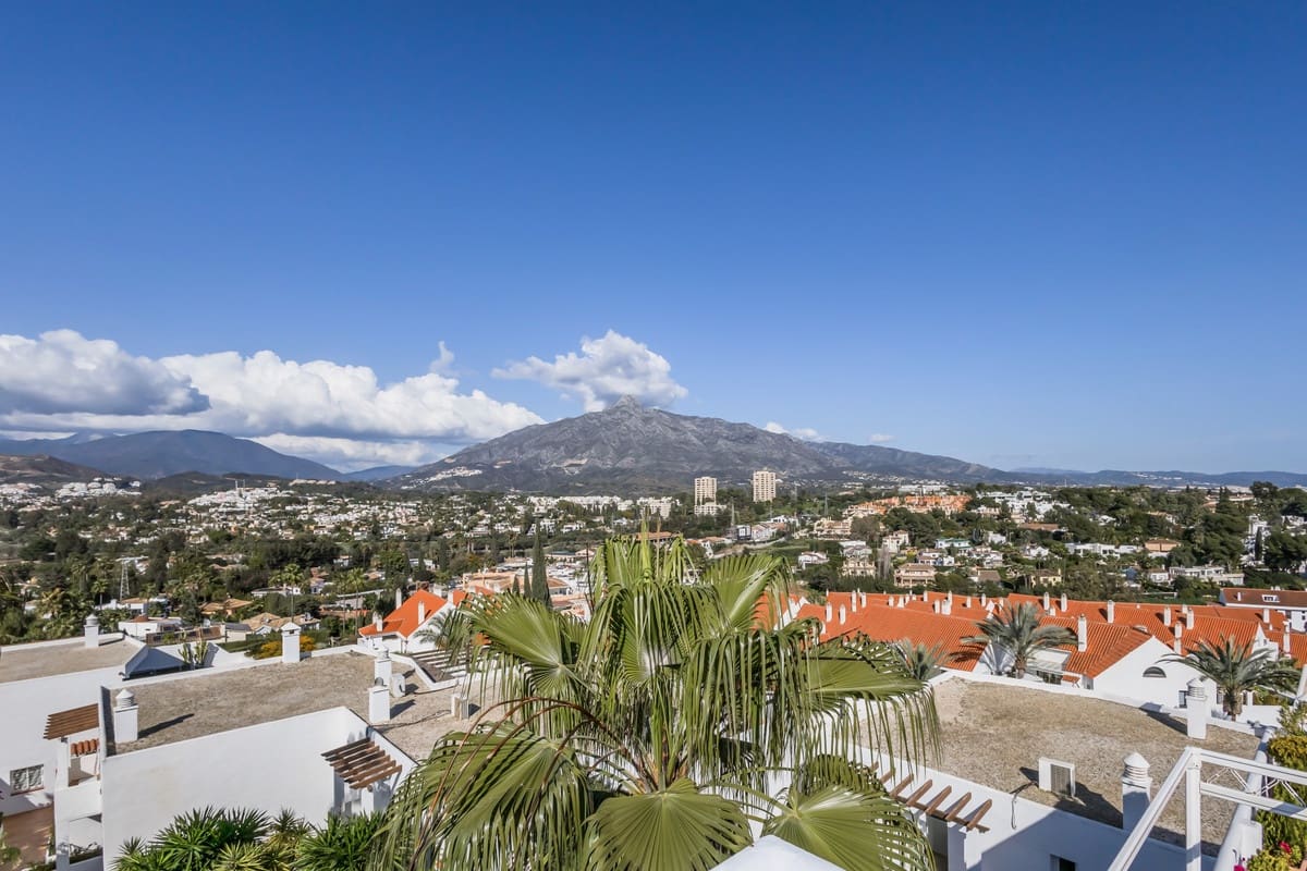 2 slaapkamer Appartement te koop in Nueva Andalucia met zwembad garage - € 1.095.000 (Ref: 10163869)