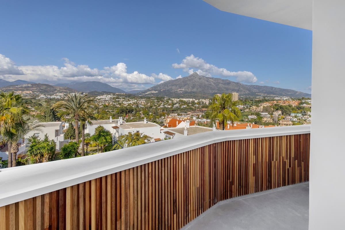 2 slaapkamer Appartement te koop in Nueva Andalucia met zwembad garage - € 1.095.000 (Ref: 10163869)