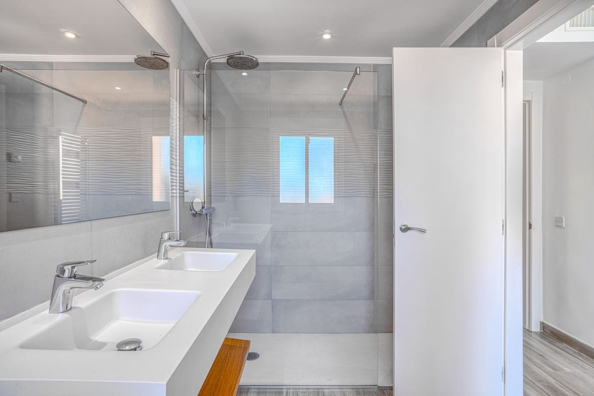 4 bedroom Townhouse for sale in Benahavis with pool garage - € 1,050,000 (Ref: 10166091)