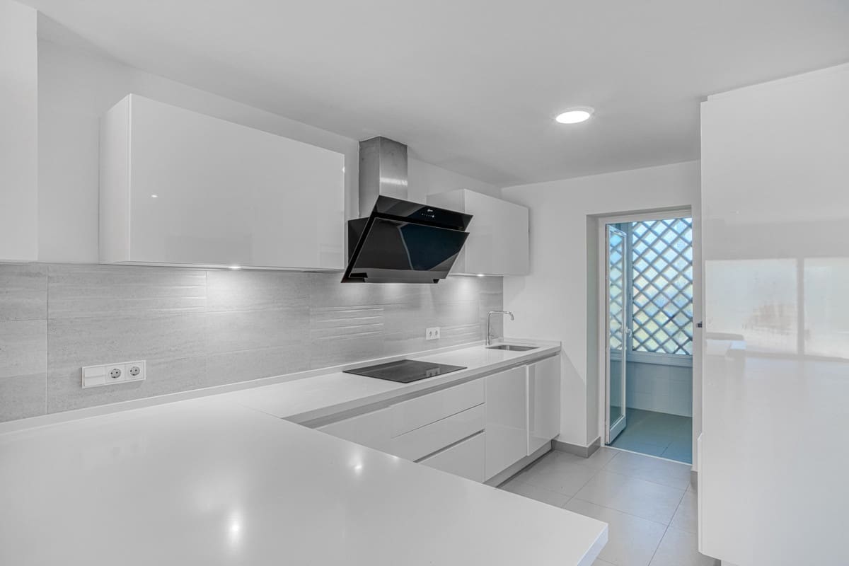 4 bedroom Townhouse for sale in Benahavis with pool garage - € 1,050,000 (Ref: 10166091)