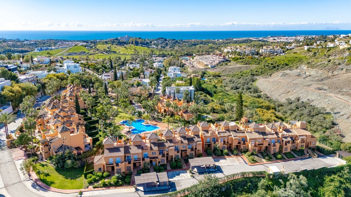4 bedroom Townhouse for sale in Benahavis with pool garage - € 1,050,000 (Ref: 10166091)
