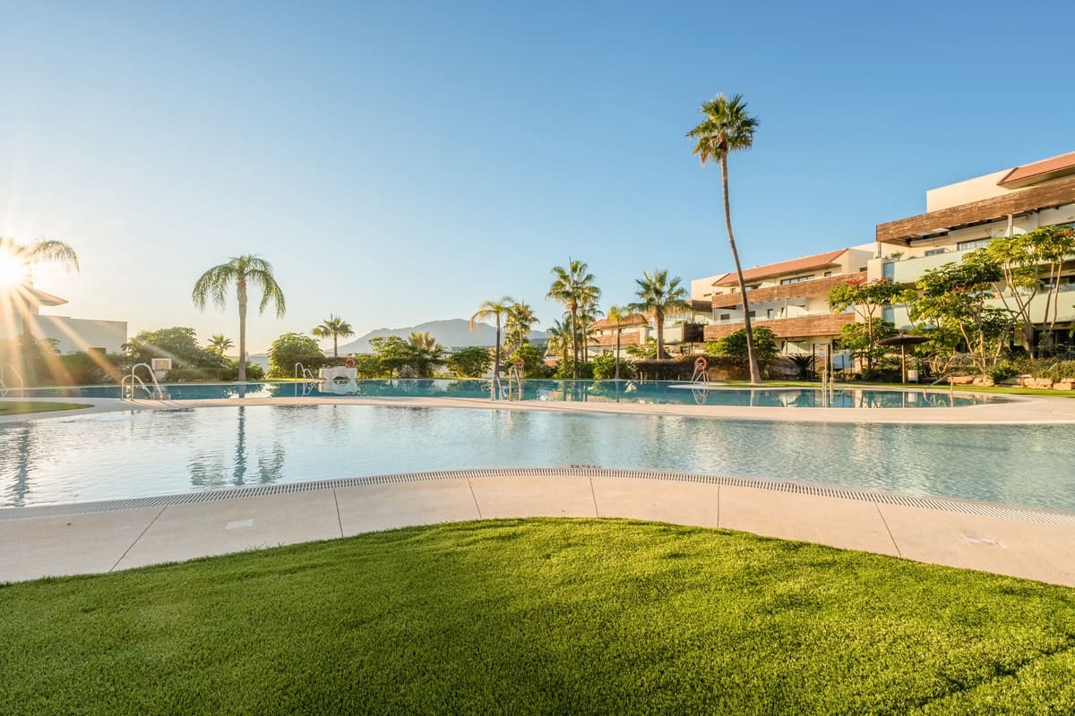 2 bedroom Apartment for sale in Benahavis with pool garage - € 630,000 (Ref: 10166099)