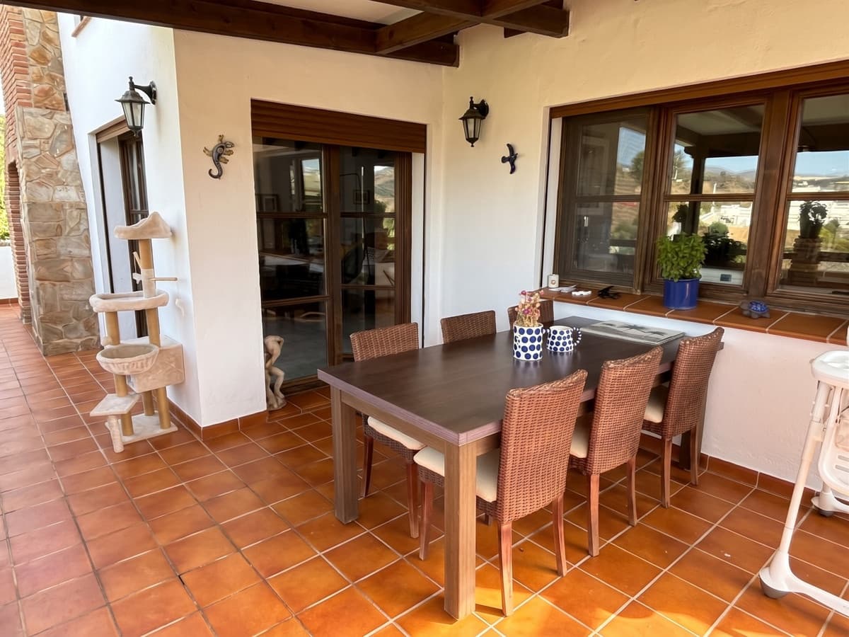 5 bedroom Villa for sale in La Cala de Mijas with pool garage - € 1,450,000 (Ref: 10167847)