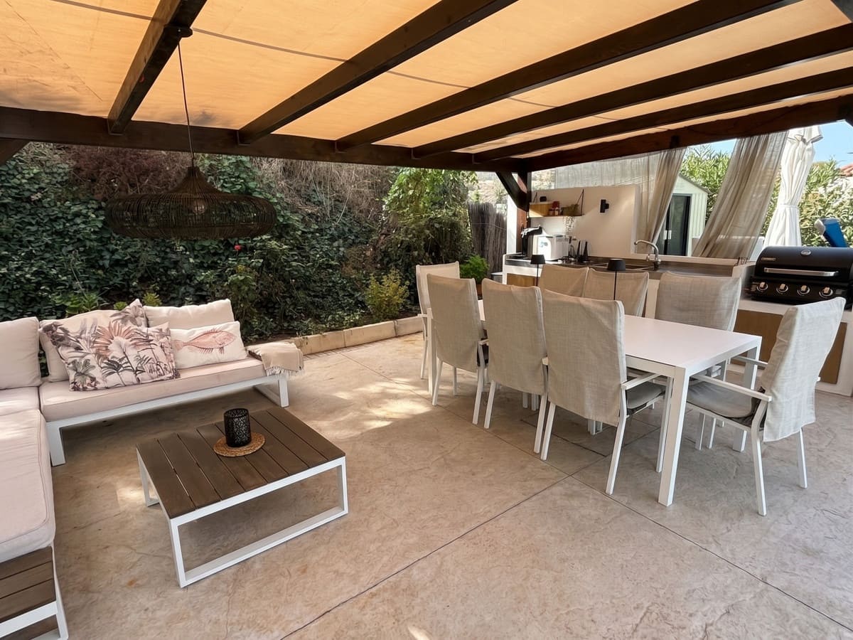 5 bedroom Villa for sale in La Cala de Mijas with pool garage - € 1,450,000 (Ref: 10167847)