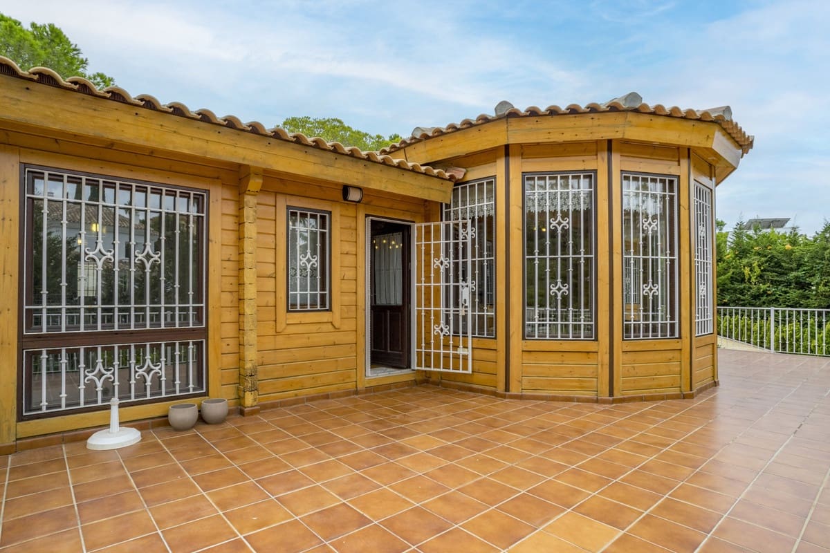 4 bedroom Villa for sale in Elviria with garage - € 950,000 (Ref: 10169392)