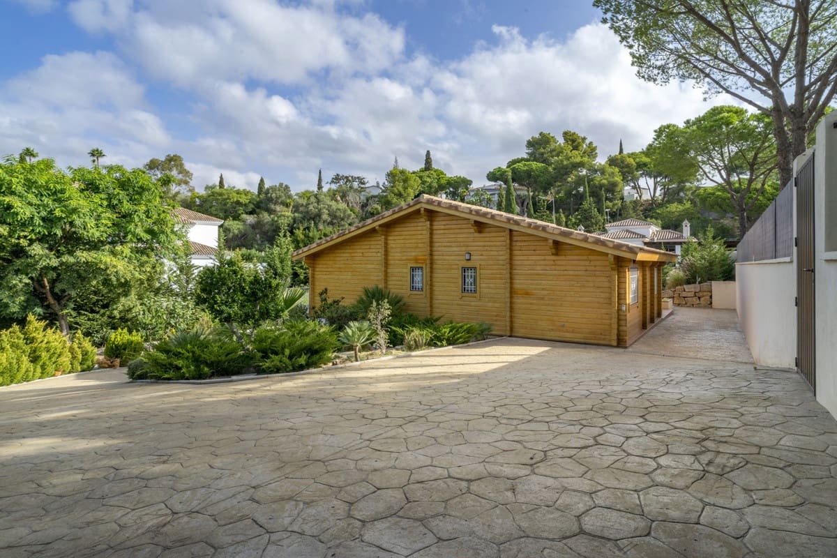 4 bedroom Villa for sale in Elviria with garage - € 950,000 (Ref: 10169392)
