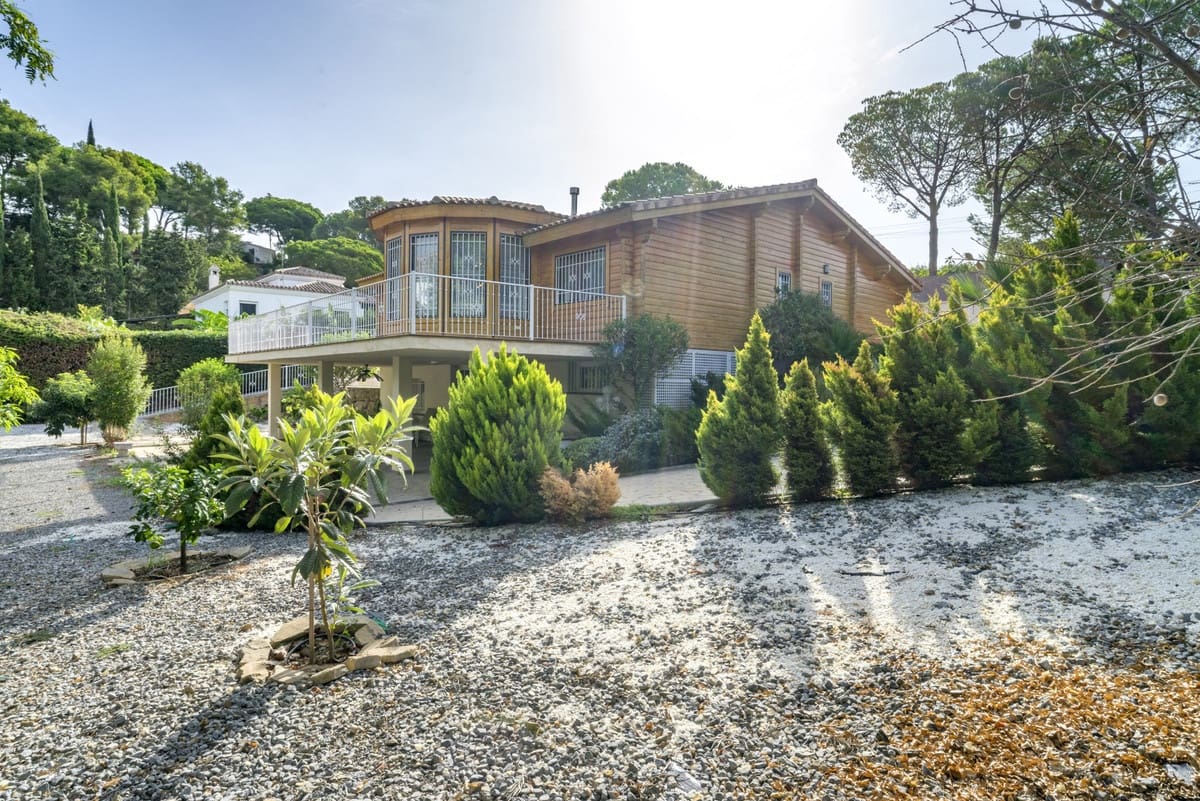 4 bedroom Villa for sale in Elviria with garage - € 950,000 (Ref: 10169392)