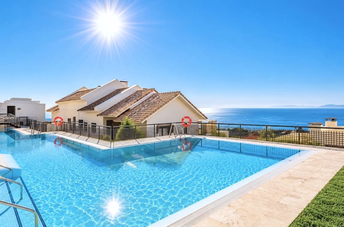 4 slaapkamer Appartement te koop in Los Monteros met zwembad garage - € 1.950.000 (Ref: 10169396)