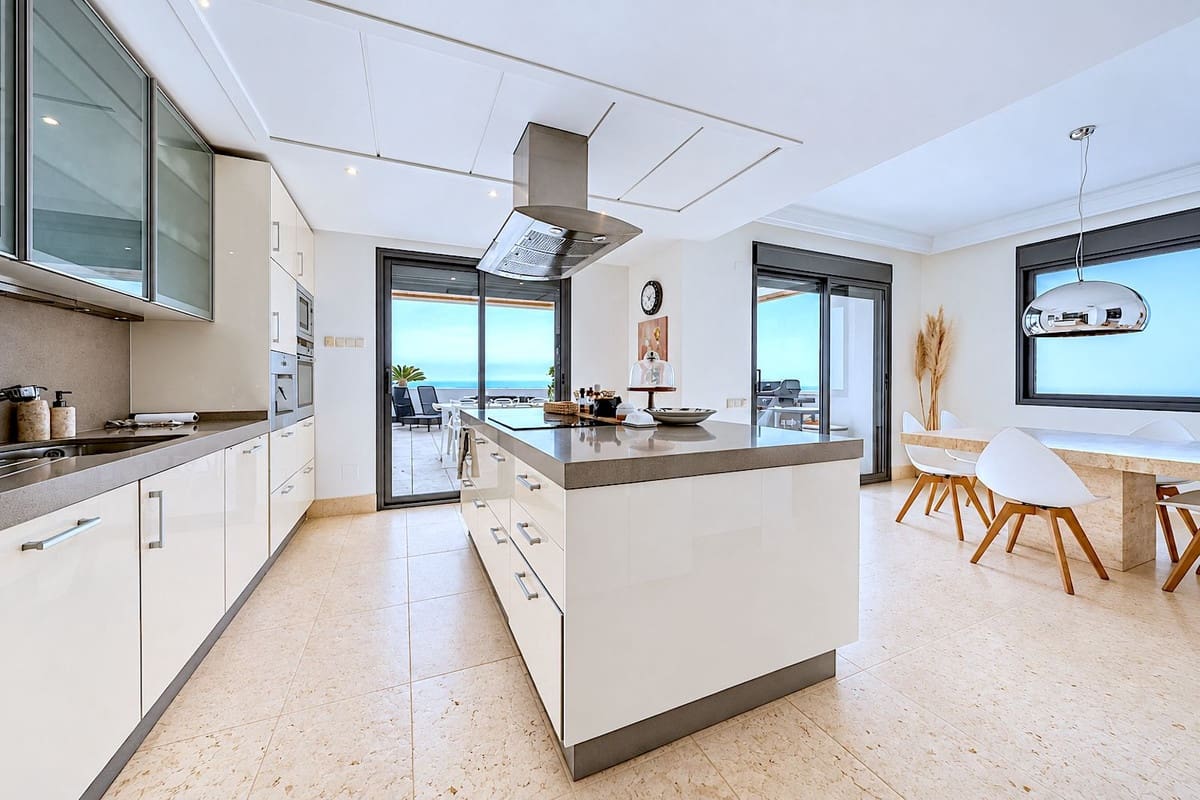 4 slaapkamer Appartement te koop in Los Monteros met zwembad garage - € 1.950.000 (Ref: 10169396)