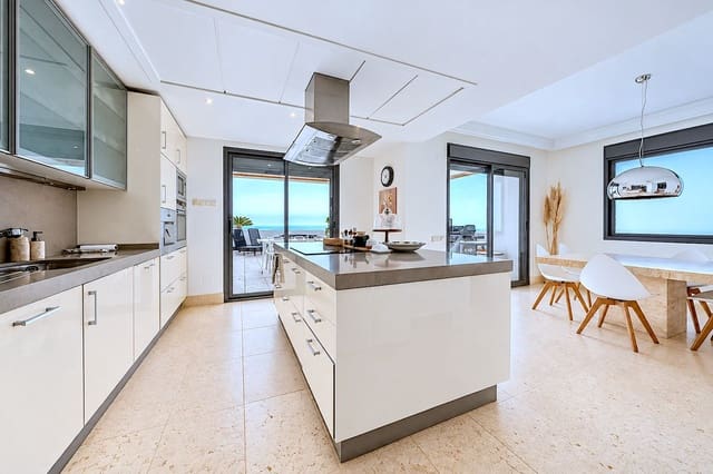 4 sovrum Lägenhet till salu i Los Monteros, Marbella med pool garage - 1 950 000 € (Ref: 10169396)
