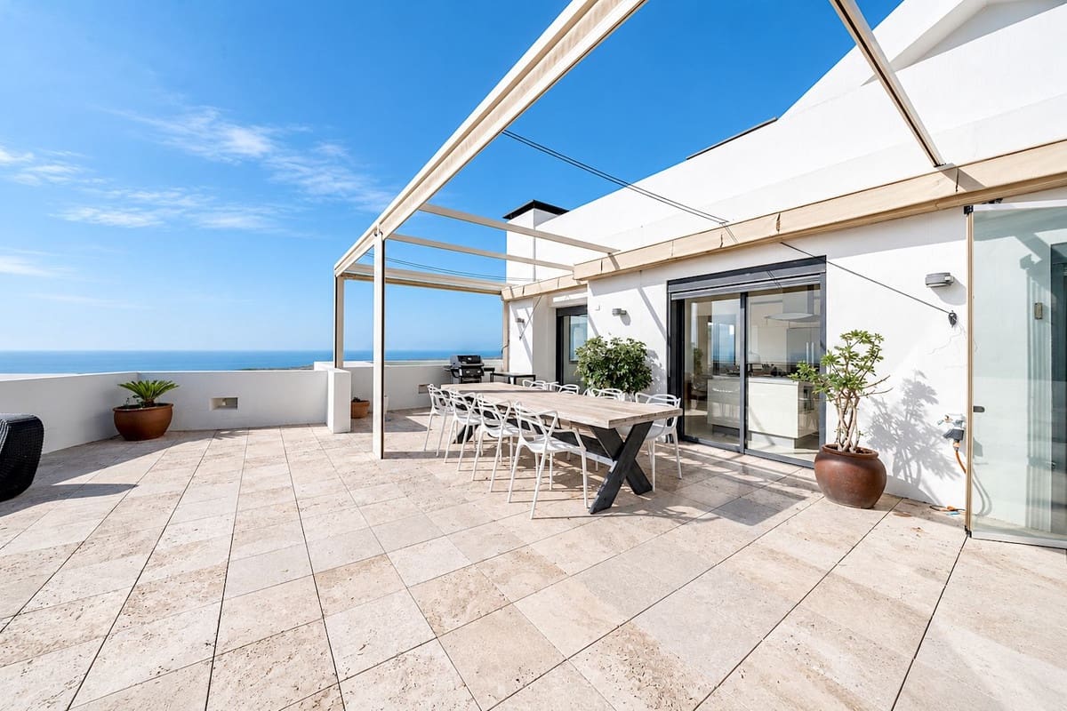 4 slaapkamer Appartement te koop in Los Monteros met zwembad garage - € 1.950.000 (Ref: 10169396)