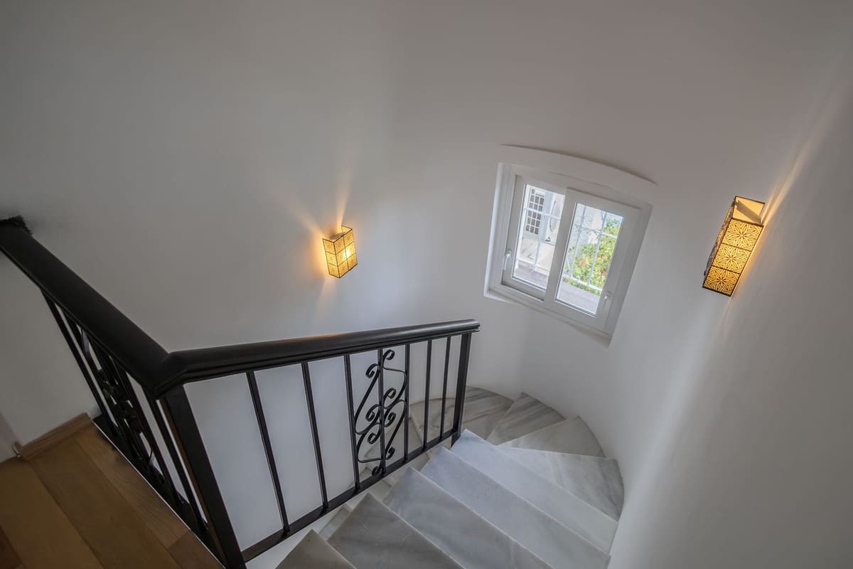 4 soverom Hus til salgs i Nueva Andalucia med svømmebasseng garasje - € 695 000 (Ref: 10169397)