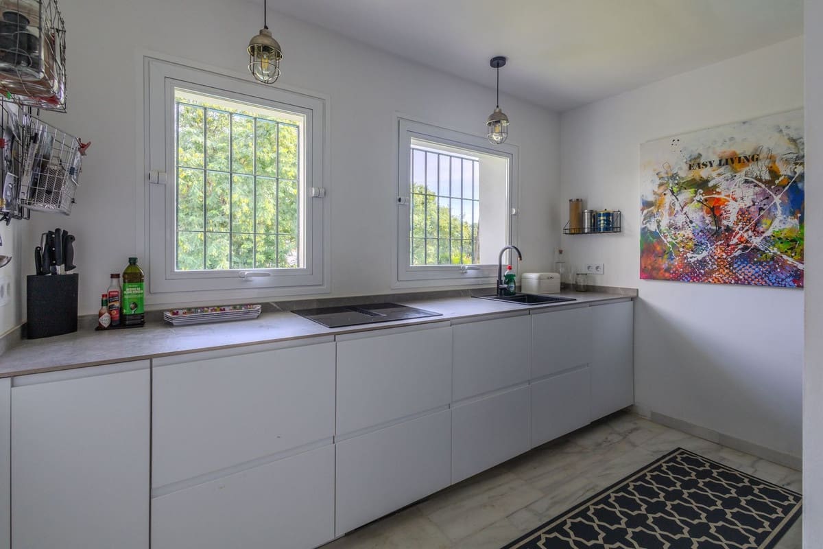 4 soverom Hus til salgs i Nueva Andalucia med svømmebasseng garasje - € 695 000 (Ref: 10169397)