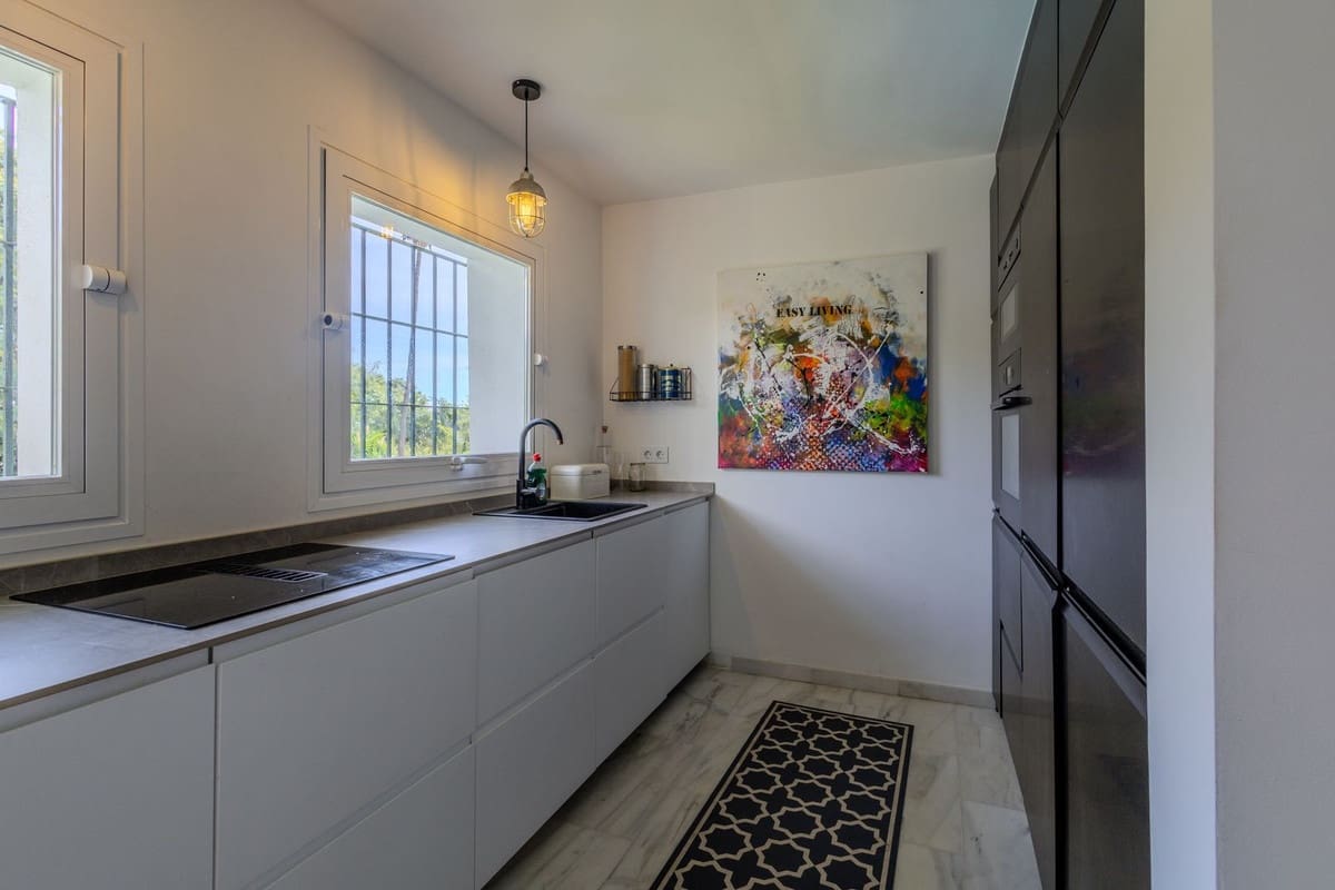 4 soverom Hus til salgs i Nueva Andalucia med svømmebasseng garasje - € 695 000 (Ref: 10169397)