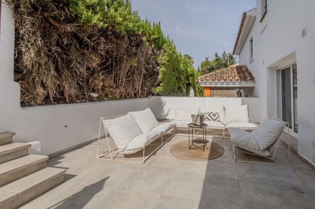 4 soverom Hus til salgs i Nueva Andalucia, Marbella med svømmebasseng garasje - € 695 000 (Ref: 10169397)