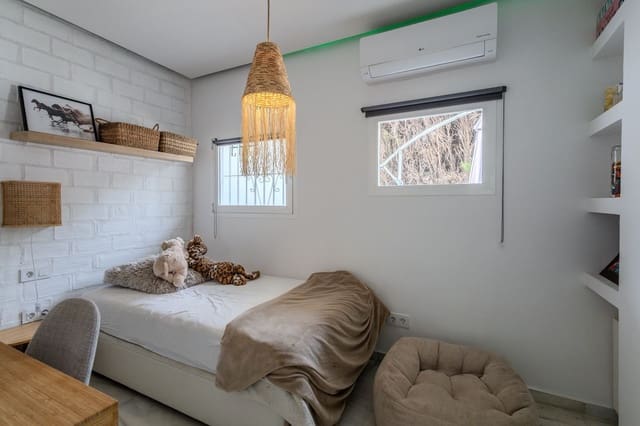 4 soverom Hus til salgs i Nueva Andalucia, Marbella med svømmebasseng garasje - € 695 000 (Ref: 10169397)