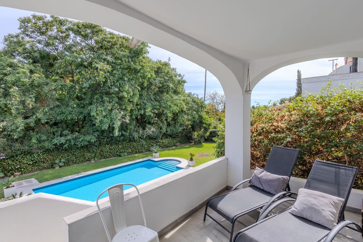 4 soverom Hus til salgs i Nueva Andalucia med svømmebasseng garasje - € 695 000 (Ref: 10169397)