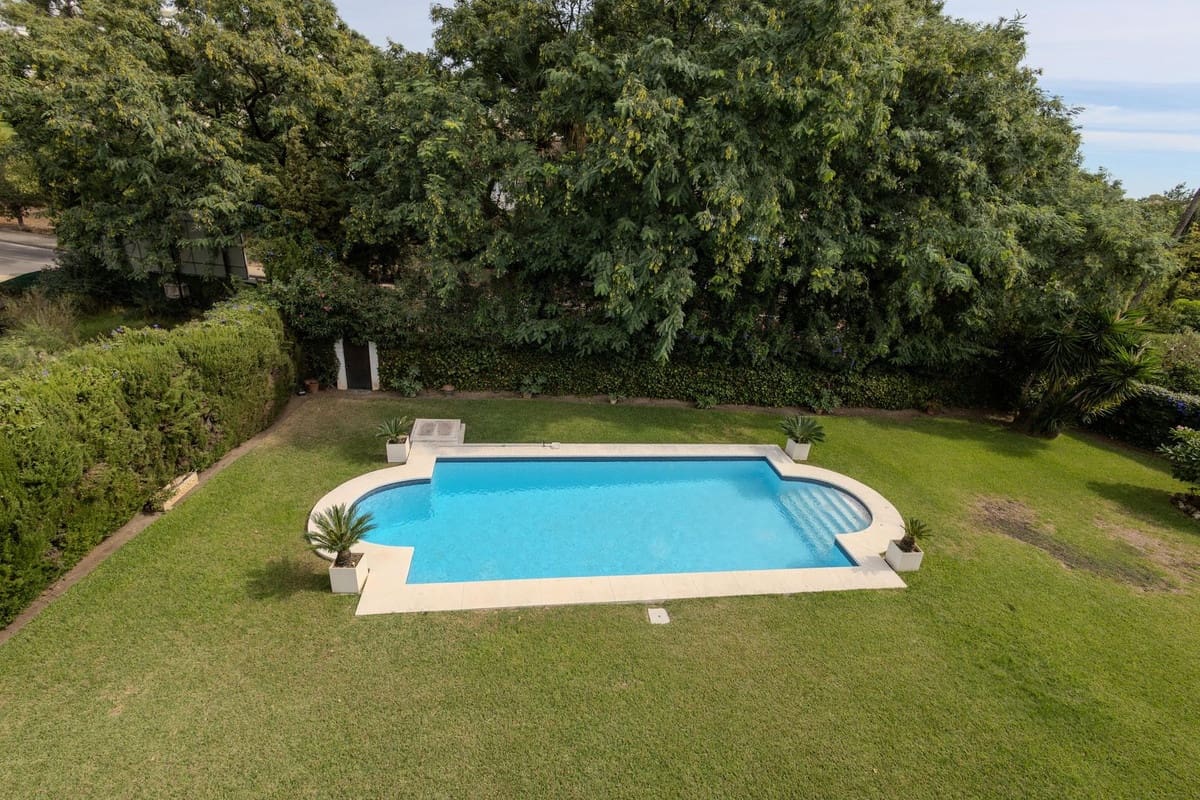 4 soverom Hus til salgs i Nueva Andalucia med svømmebasseng garasje - € 695 000 (Ref: 10169397)
