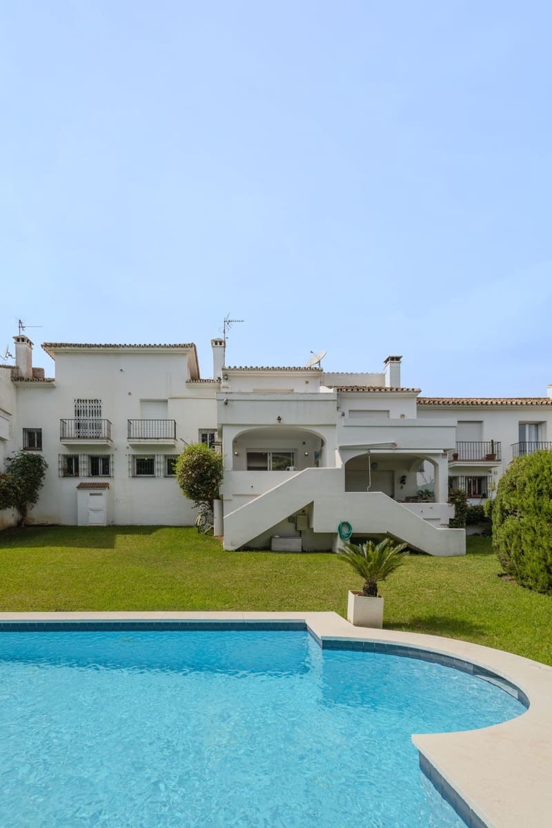 4 soverom Hus til salgs i Nueva Andalucia med svømmebasseng garasje - € 695 000 (Ref: 10169397)
