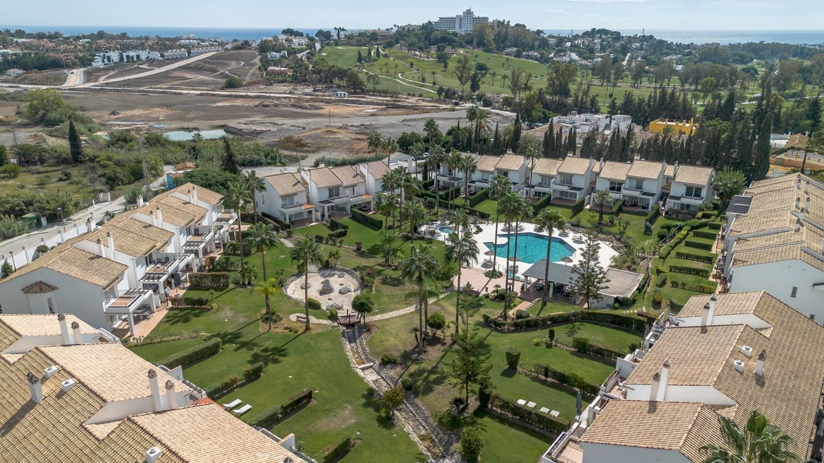3 bedroom Townhouse for sale in Benahavis with pool garage - € 1,295,000 (Ref: 10172132)