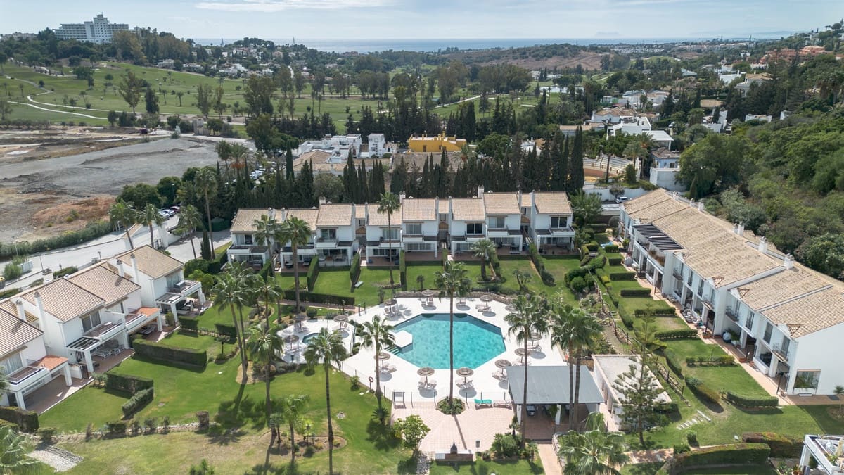 3 bedroom Townhouse for sale in Benahavis with pool garage - € 1,295,000 (Ref: 10172132)