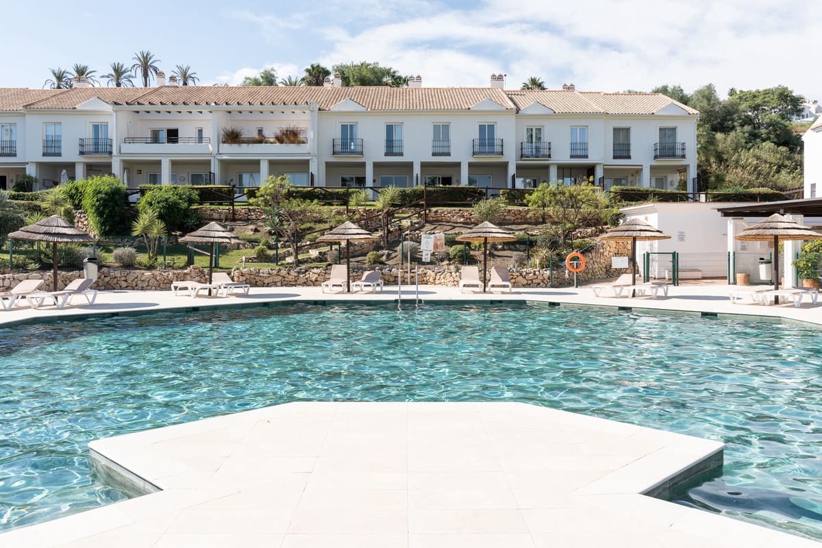 3 bedroom Townhouse for sale in Benahavis with pool garage - € 1,295,000 (Ref: 10172132)