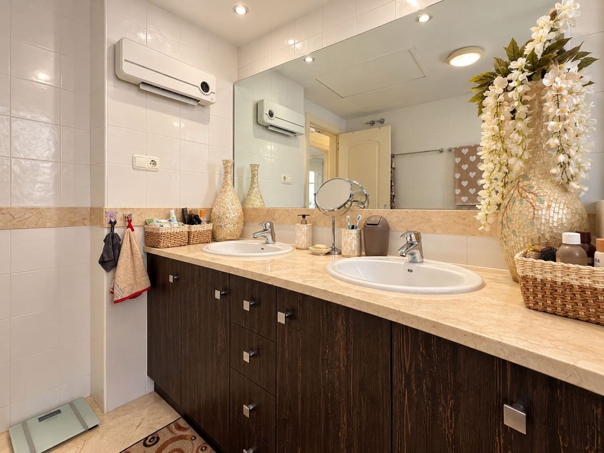 Apartamento de 2 habitaciones en Calahonda en venta con piscina garaje - 450.000 € (Ref: 10179525)