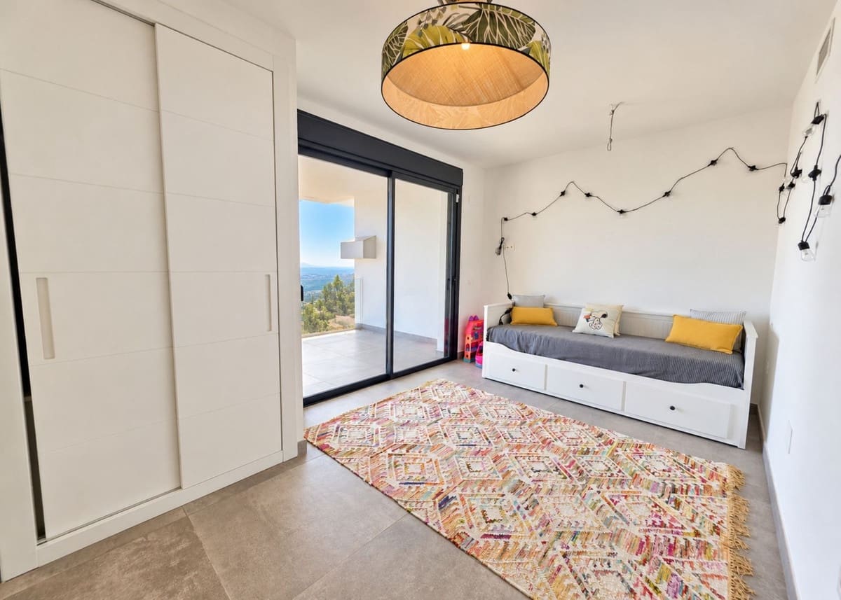 4 soverom Kjedet enebolig til salgs i La Mairena med svømmebasseng garasje - € 1 195 000 (Ref: 10179532)