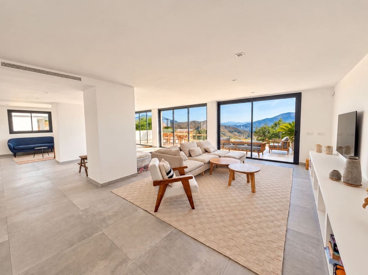 4 soverom Kjedet enebolig til salgs i La Mairena med svømmebasseng garasje - € 1 195 000 (Ref: 10179532)