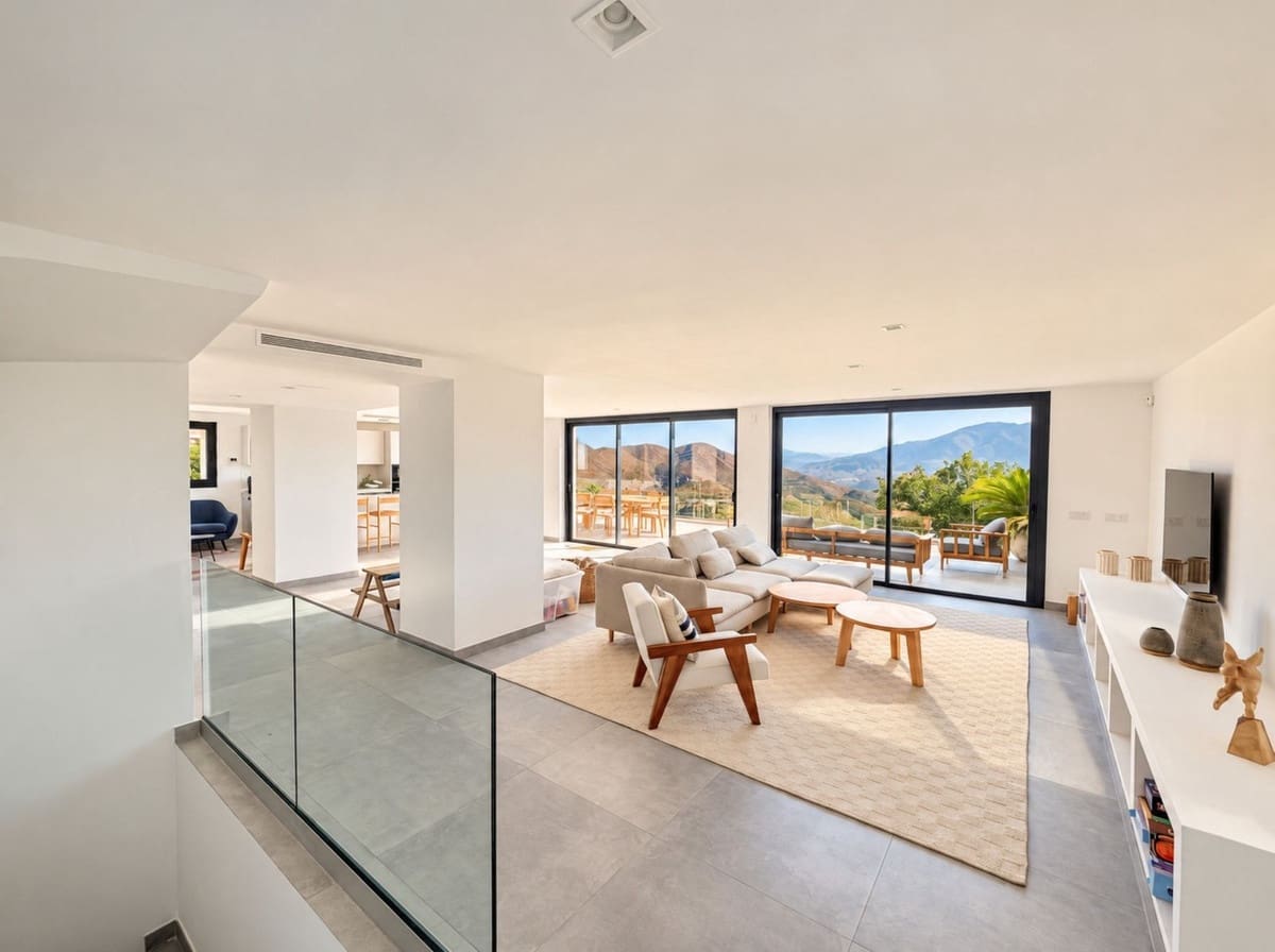 4 soverom Kjedet enebolig til salgs i La Mairena med svømmebasseng garasje - € 1 195 000 (Ref: 10179532)