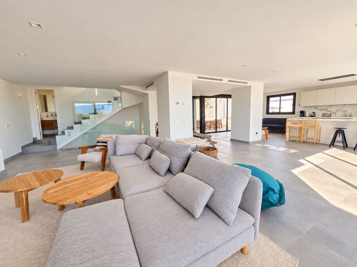 4 soverom Kjedet enebolig til salgs i La Mairena med svømmebasseng garasje - € 1 195 000 (Ref: 10179532)
