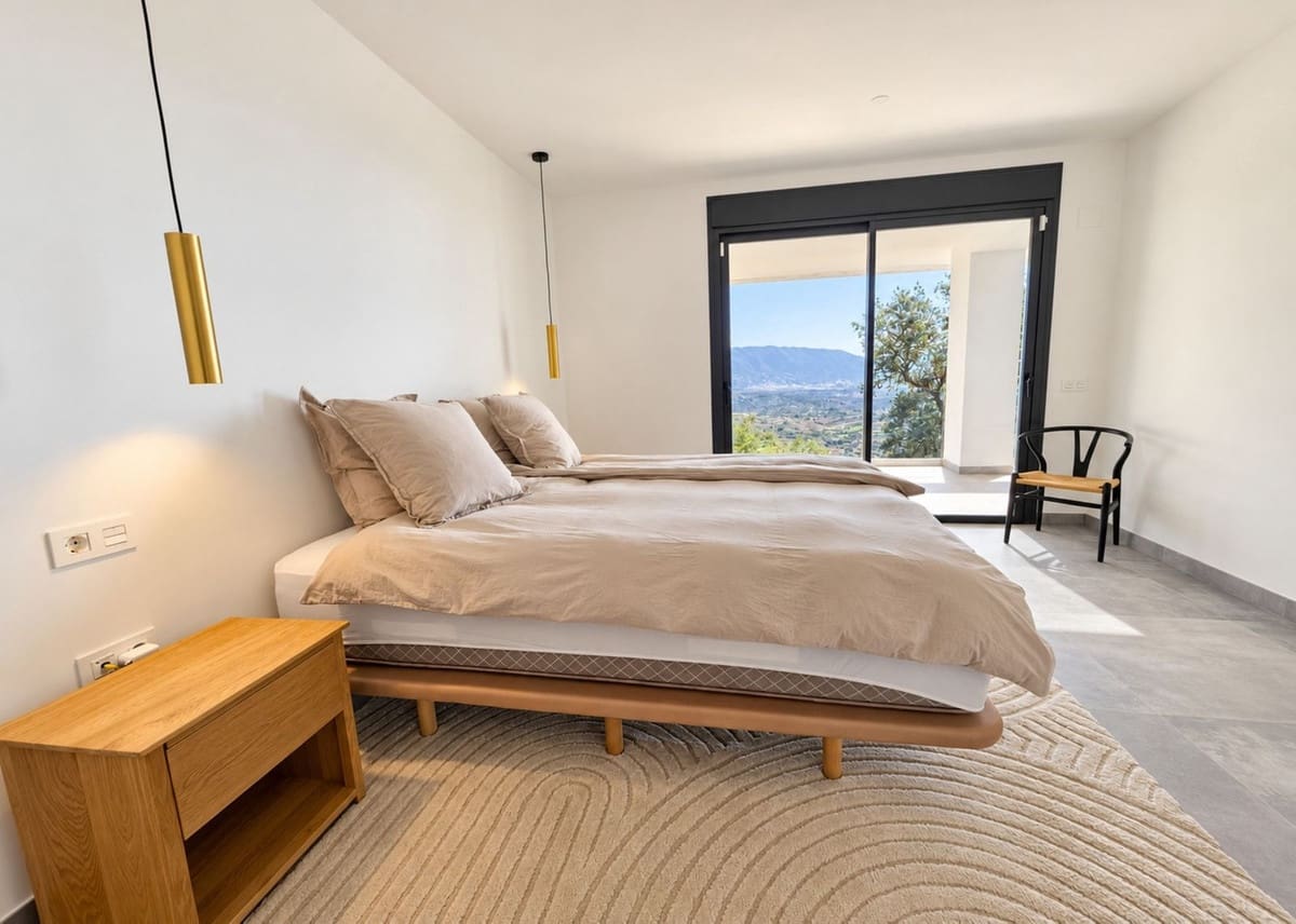 4 soverom Kjedet enebolig til salgs i La Mairena med svømmebasseng garasje - € 1 195 000 (Ref: 10179532)