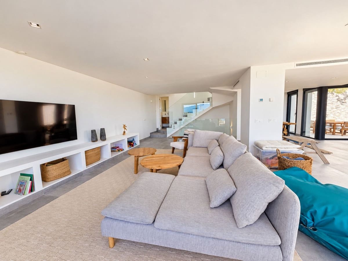 4 soverom Kjedet enebolig til salgs i La Mairena med svømmebasseng garasje - € 1 195 000 (Ref: 10179532)