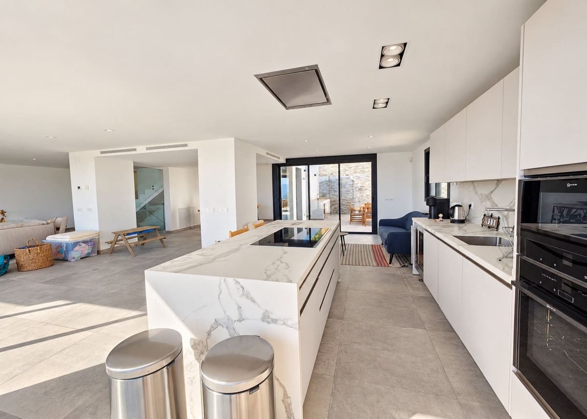 4 soverom Kjedet enebolig til salgs i La Mairena med svømmebasseng garasje - € 1 195 000 (Ref: 10179532)