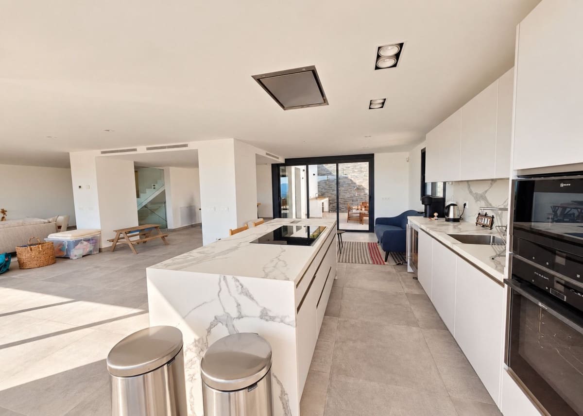 4 soverom Kjedet enebolig til salgs i La Mairena med svømmebasseng garasje - € 1 195 000 (Ref: 10179532)