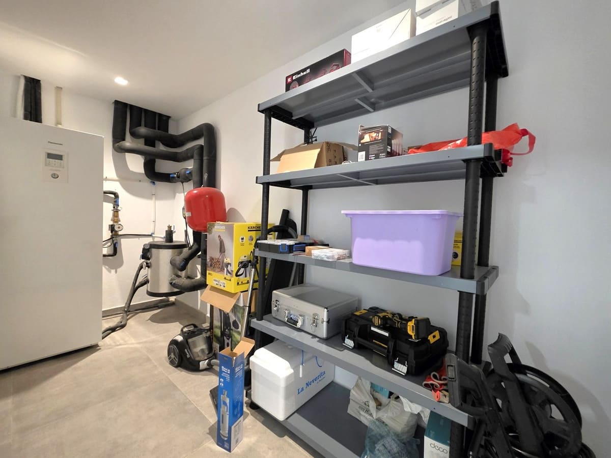 4 soverom Kjedet enebolig til salgs i La Mairena med svømmebasseng garasje - € 1 195 000 (Ref: 10179532)
