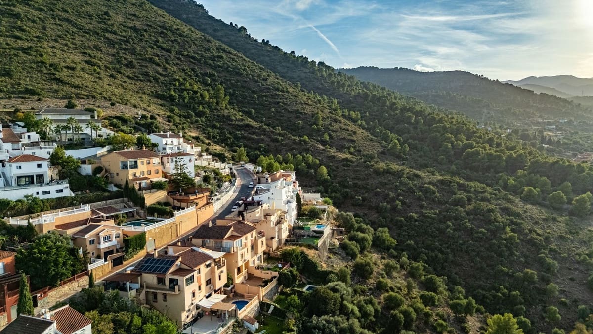 6 soveværelse Semi-Rækkehus til salg i Alhaurin de la Torre med swimmingpool garage - € 535.000 (Ref: 10179539)