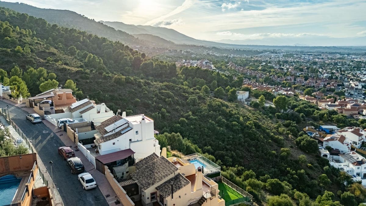 6 soveværelse Semi-Rækkehus til salg i Alhaurin de la Torre med swimmingpool garage - € 535.000 (Ref: 10179539)