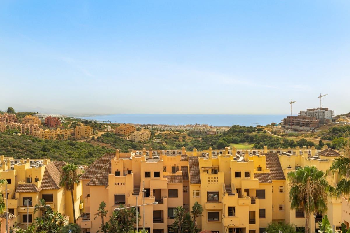2 bedroom Apartment for sale in La Duquesa / Puerto de la Duquesa with pool garage - € 349,000 (Ref: 10179543)
