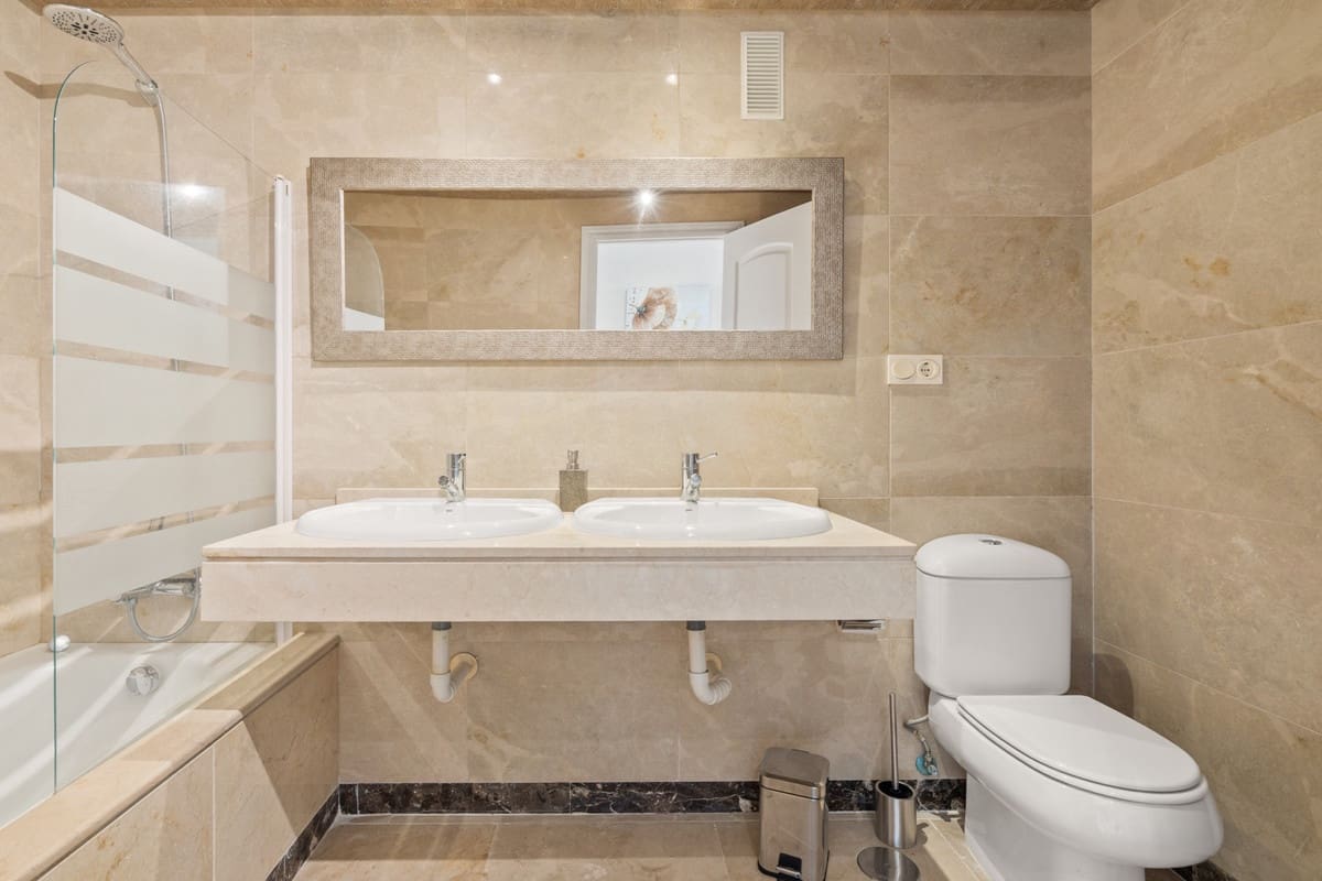 2 bedroom Apartment for sale in La Duquesa / Puerto de la Duquesa with pool garage - € 349,000 (Ref: 10179543)