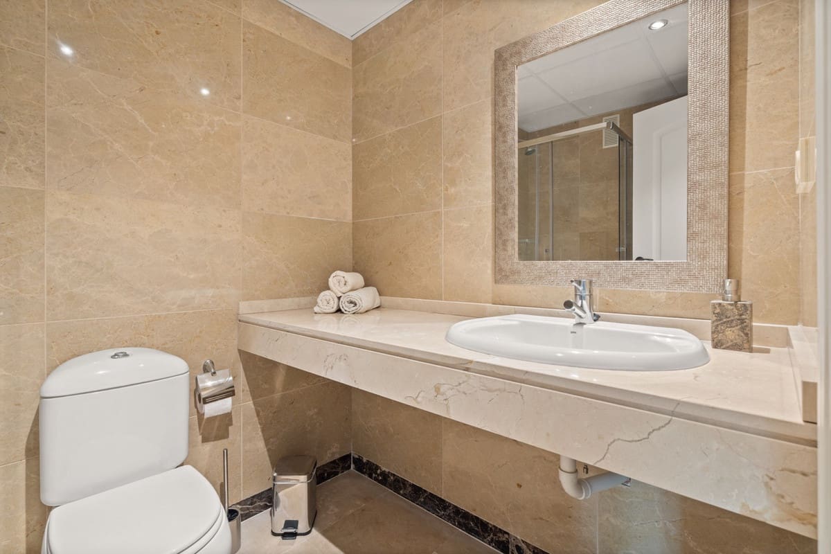 2 bedroom Apartment for sale in La Duquesa / Puerto de la Duquesa with pool garage - € 349,000 (Ref: 10179543)