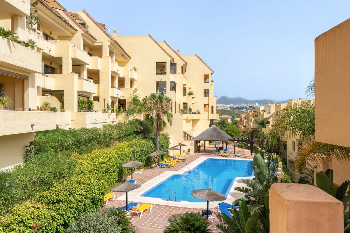 2 bedroom Apartment for sale in La Duquesa / Puerto de la Duquesa with pool garage - € 349,000 (Ref: 10179543)